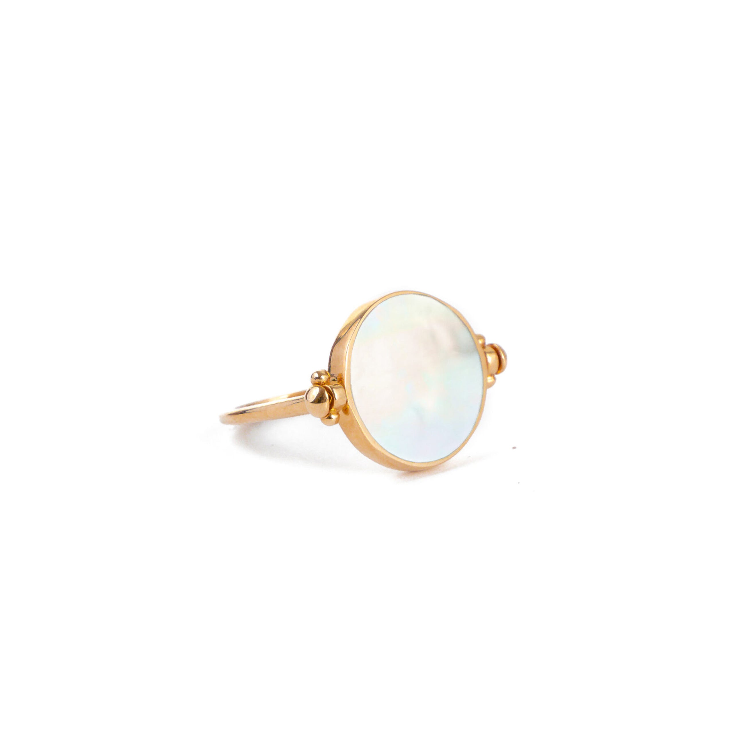 Bague dorée personnalisable gravure nacre - Bijou photographié sur fond blanc