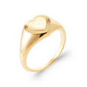 Bague dorée Amour - Bijou photographié sur fond blanc