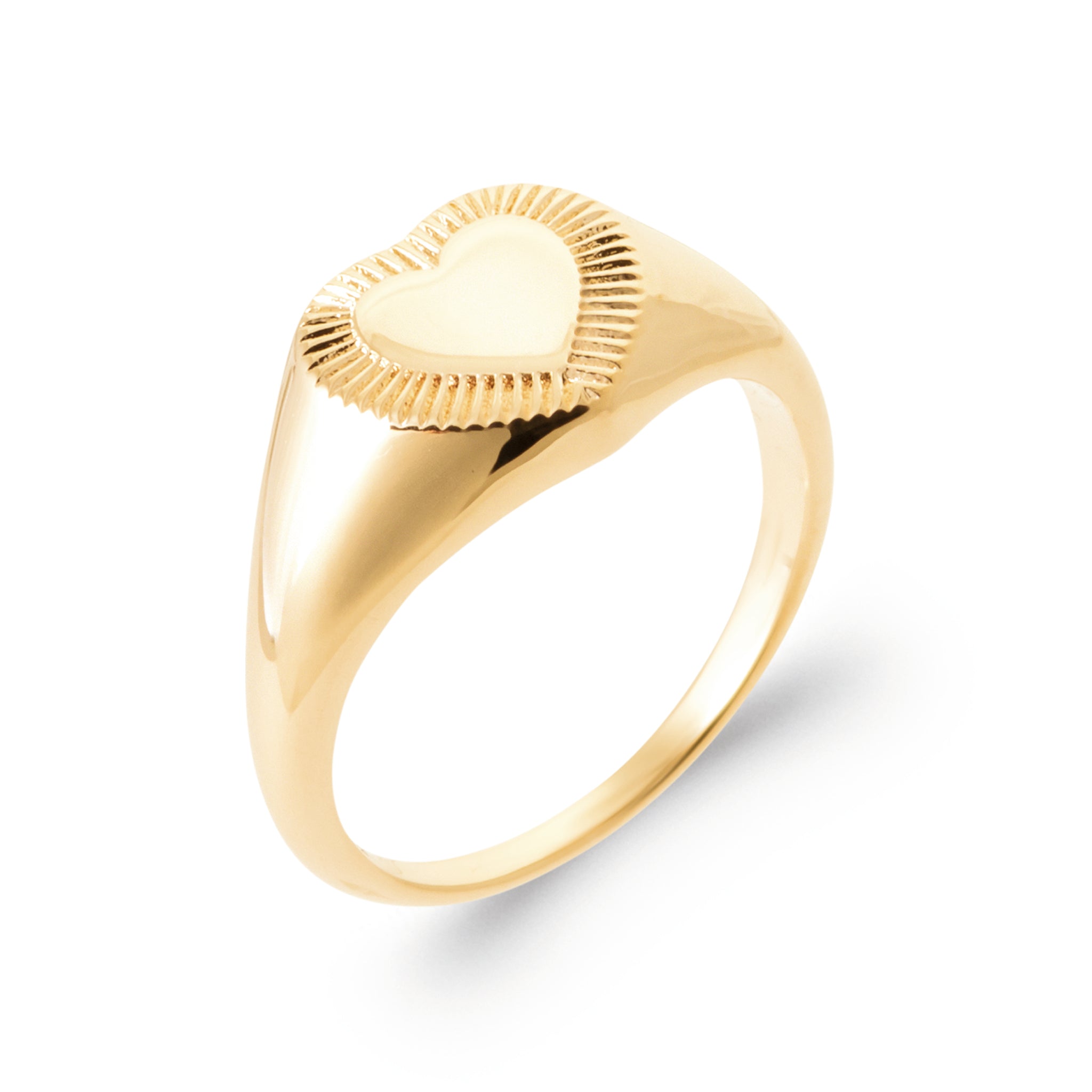 Bague dorée Amour - Bijou photographié sur fond blanc
