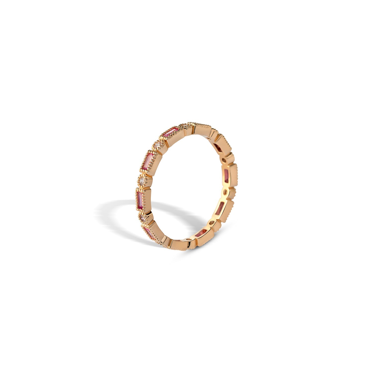Bague dorée zircons roses - Bijou photographié sur fond blanc 