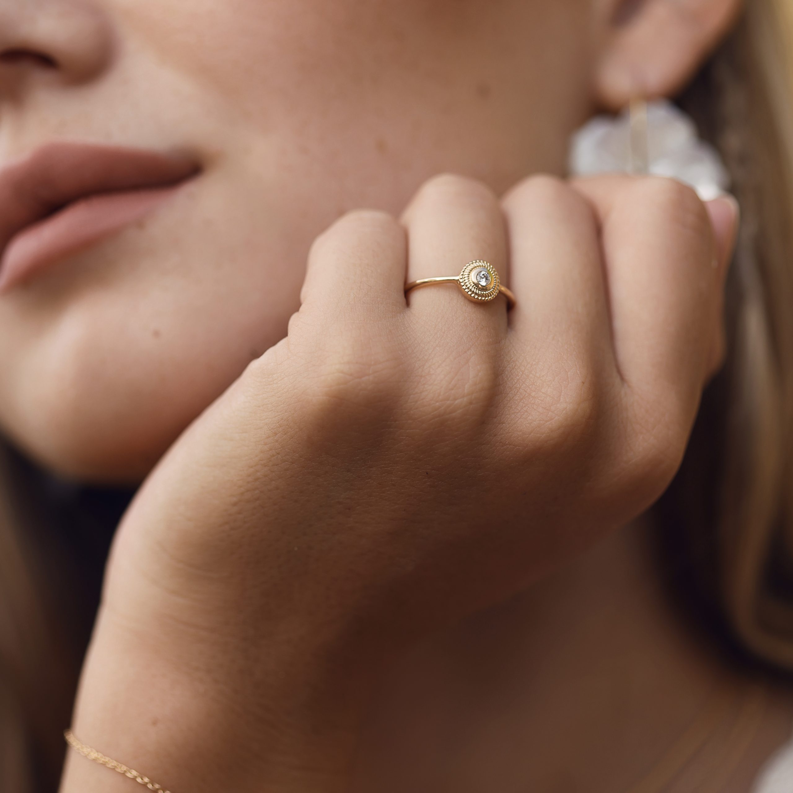 Bague dorée Mindi - Bijou porté