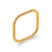 Bague dorée Naomi carrée torsadée - Bijou photographié sur fond blanc 