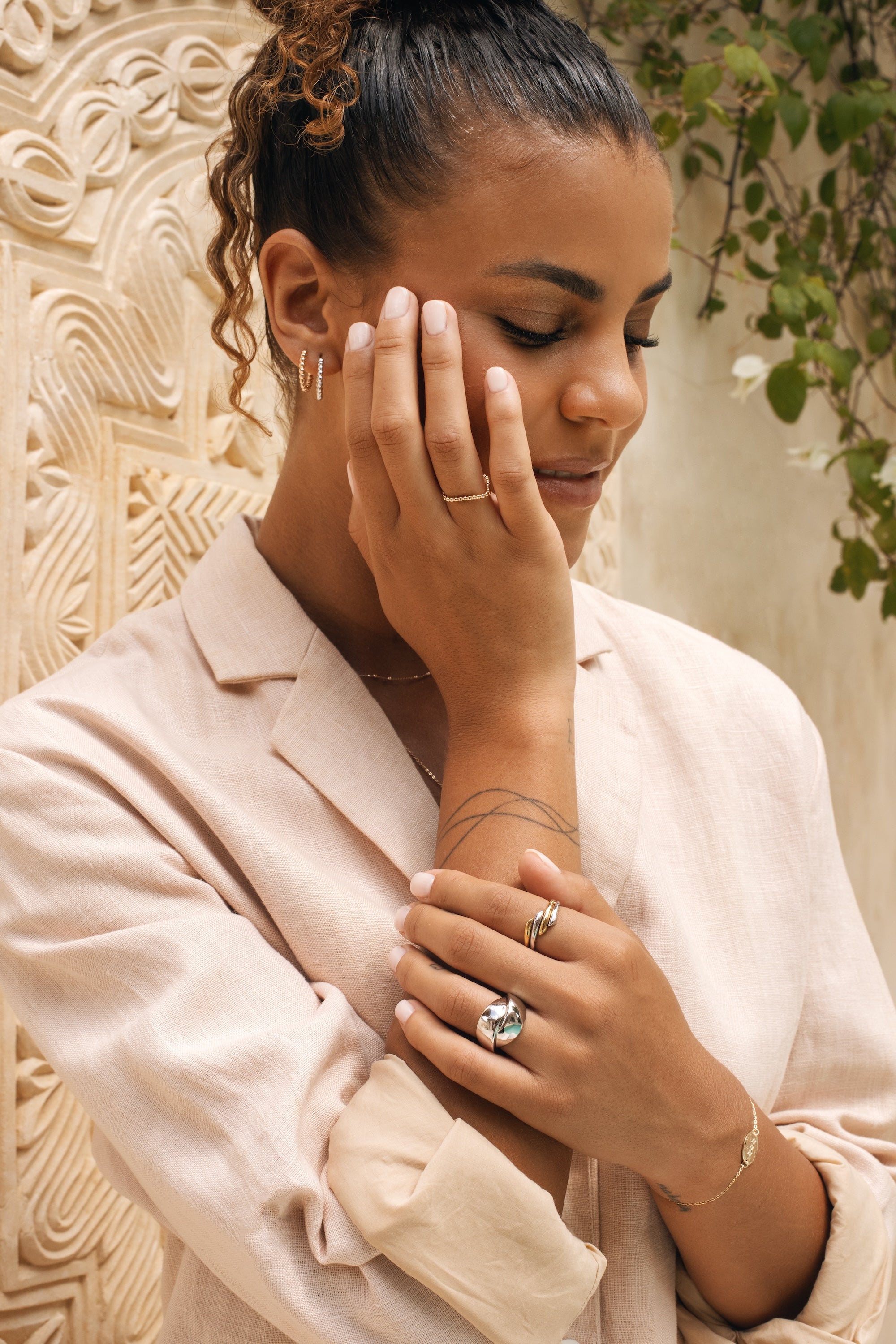 Bague dorée Moyra carrée perlée - Bijou porté 