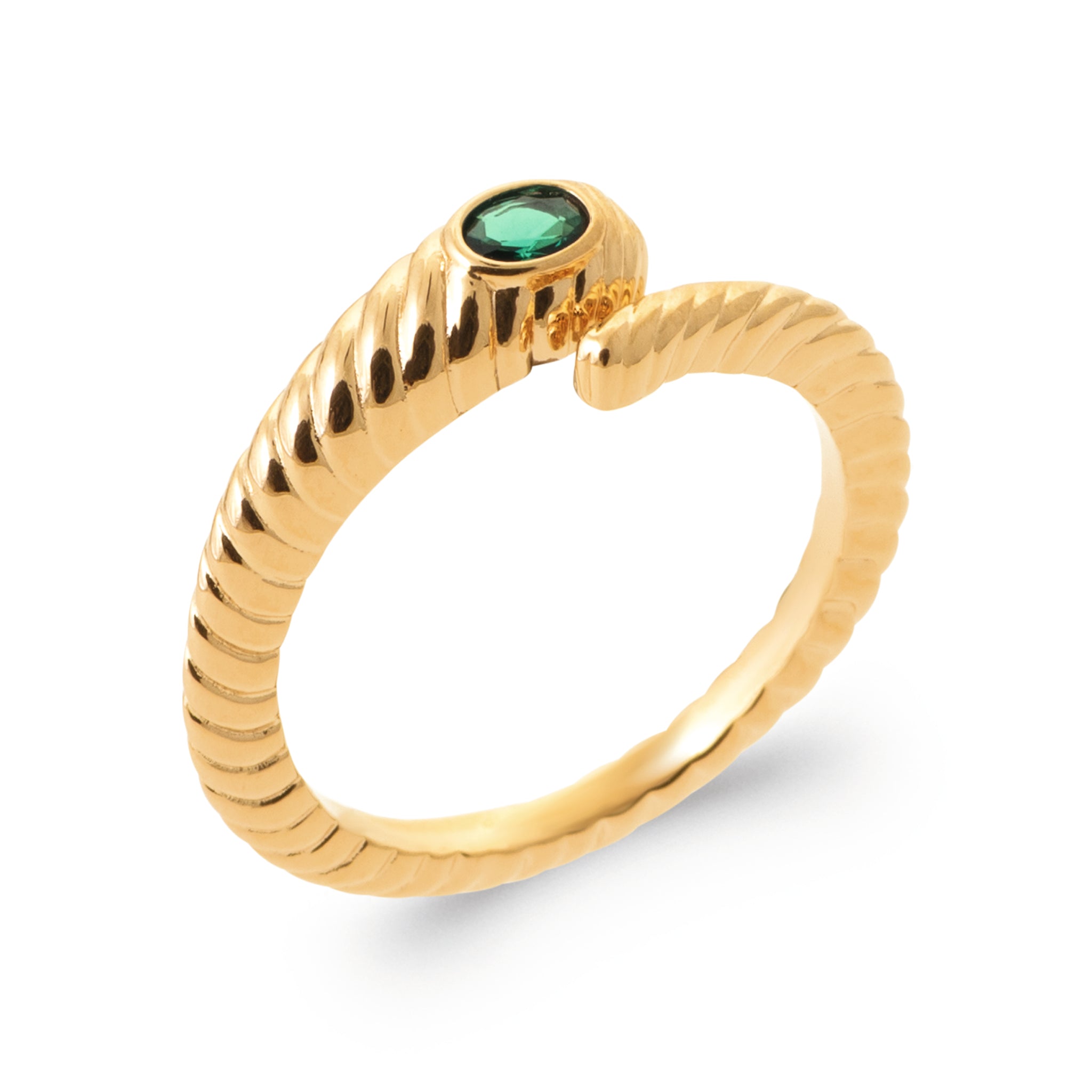 Bague dorée Ambre torsadée motif serpent avec zircon vert - Bijou photographié sur fond blanc 