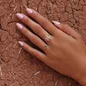 Bague dorée en forme de trèfle ajourée - Bijou porté 