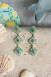 Boucles d'oreilles pendantes dorées Janyce amazonite ornées de pierres naturelles - Bijou photographié dans un décor estival