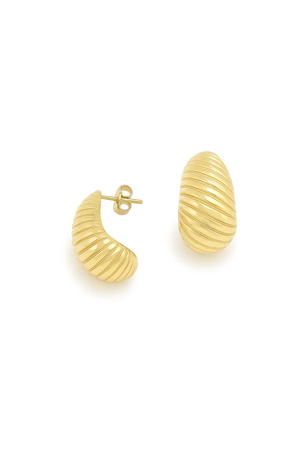 Boucles dorées Alissia - Bijou photographié sur fond blanc