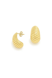 Boucles dorées Alissia - Bijou photographié sur fond blanc