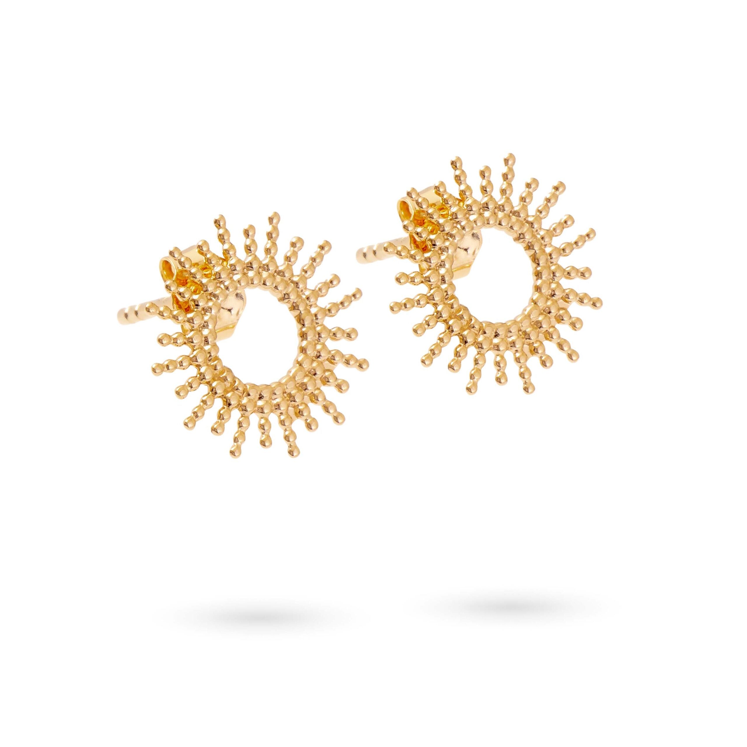 Boucles dorées puces Adi - Bijou sur fond blanc