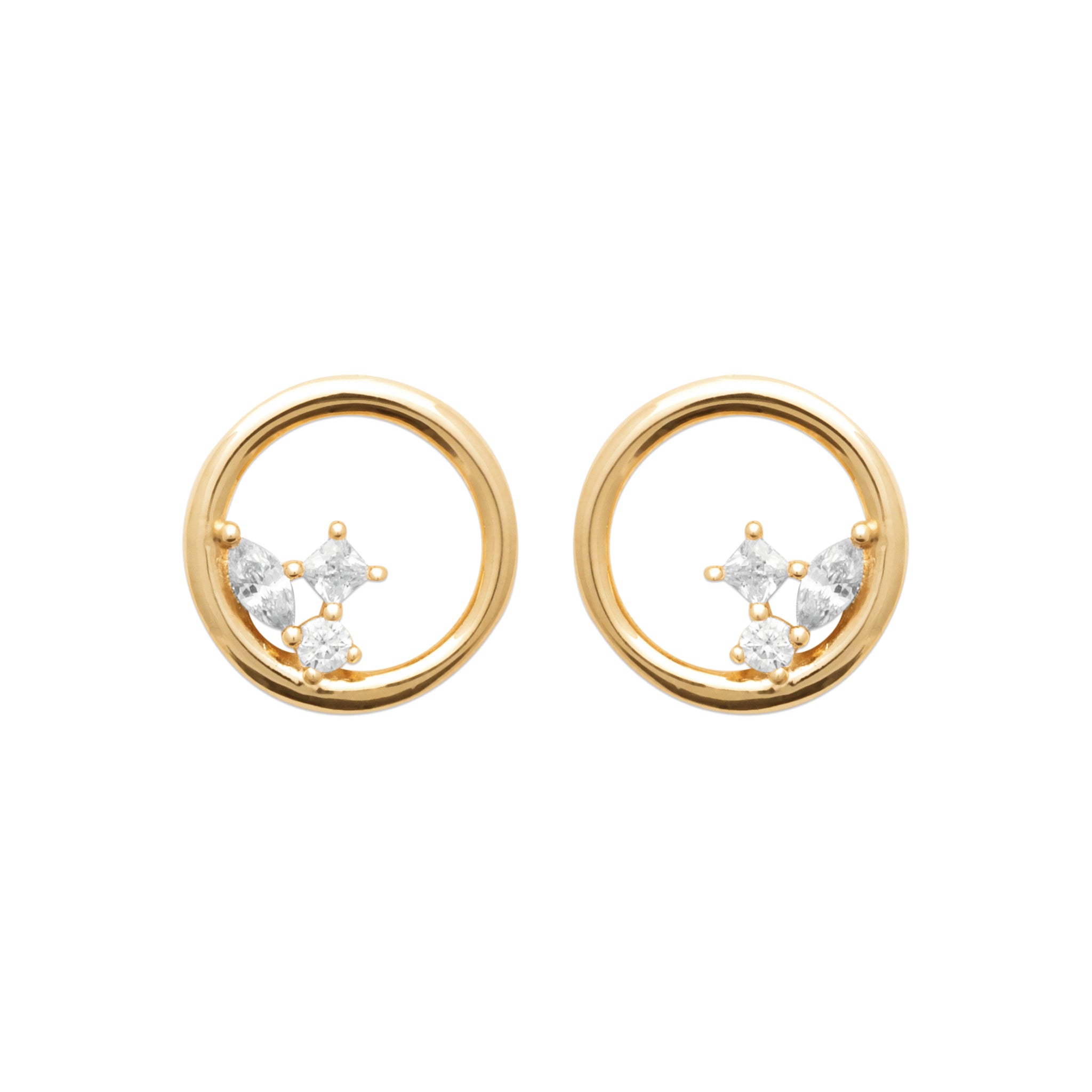 Boucles dorées Dayana cercle avec zircons - Bijou photographié sur fond blanc