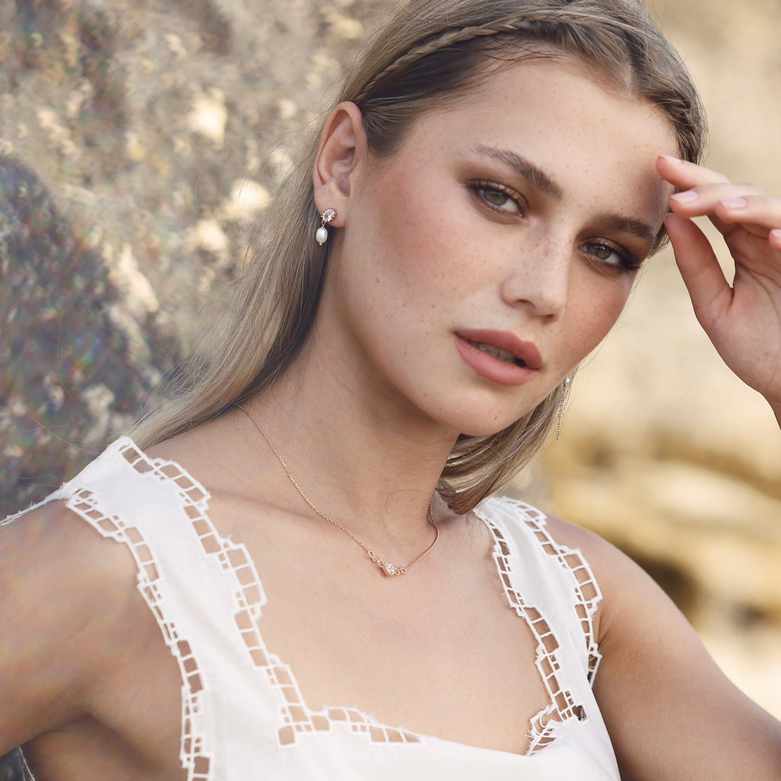 Boucles d'oreilles puces dorées avec nacre et zircons - Bijou porté