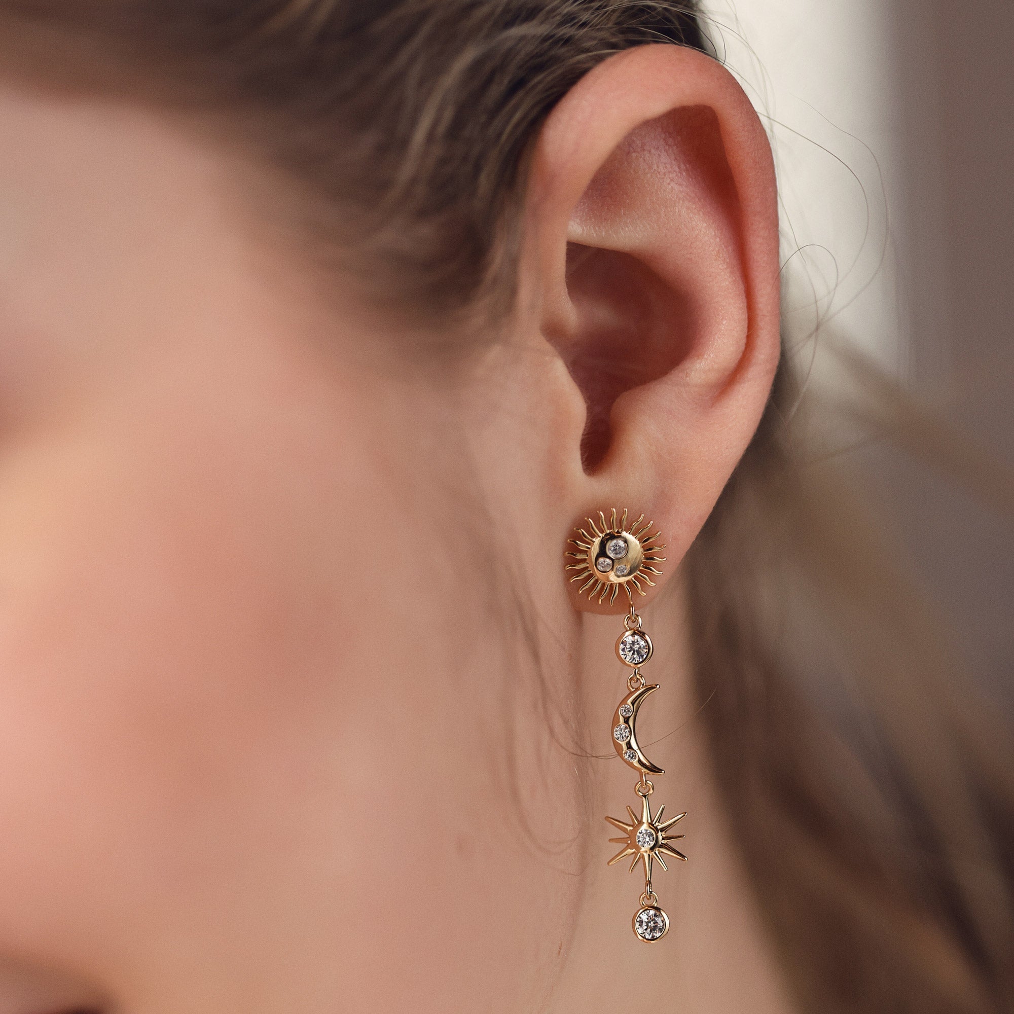 Boucles d'oreilles pendantes Célesta étoiles, lune et soleil - Bijou porté