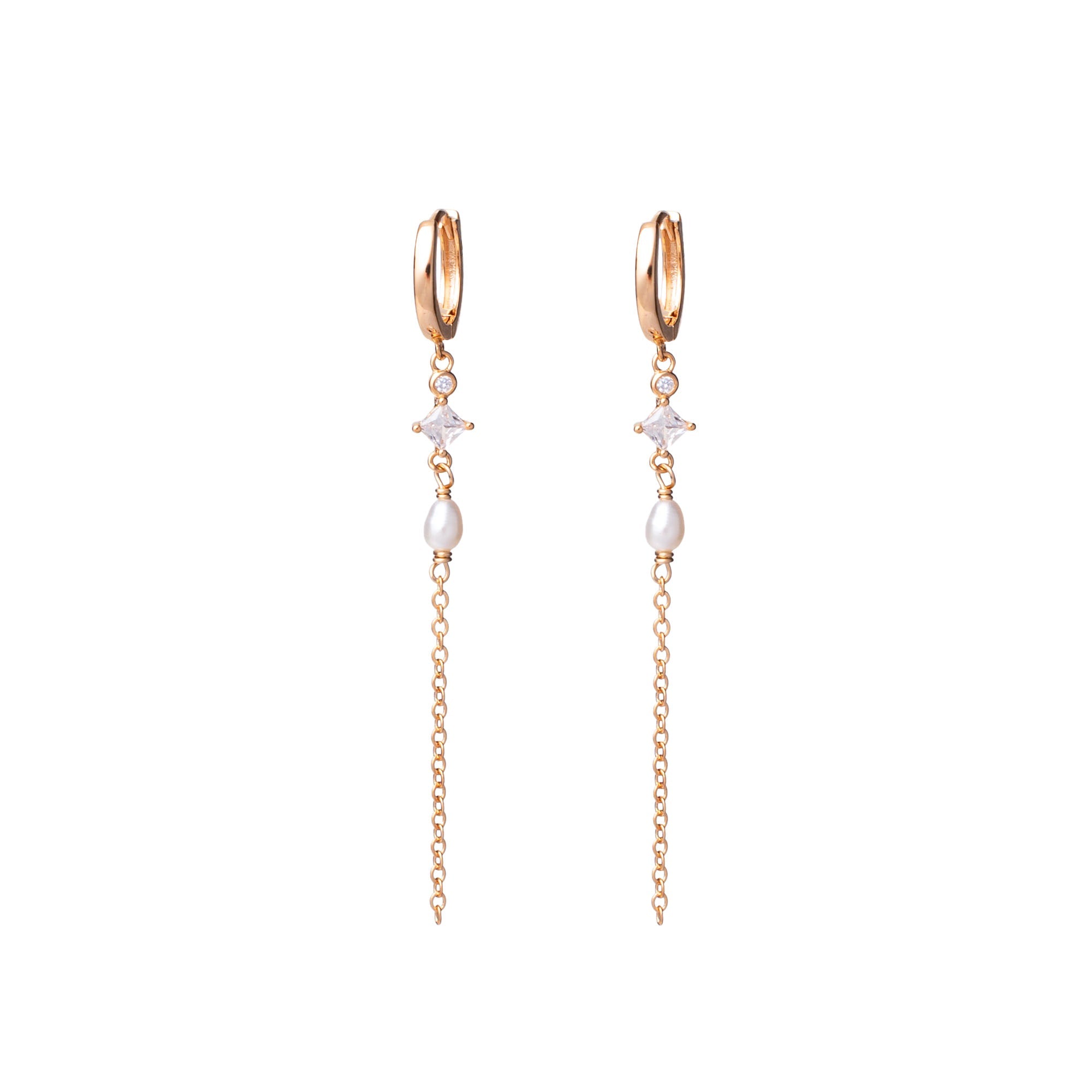 Boucles d'oreilles créoles dorées pendantes nacre et zircons Alvine - Bijou photographié sur fond blanc