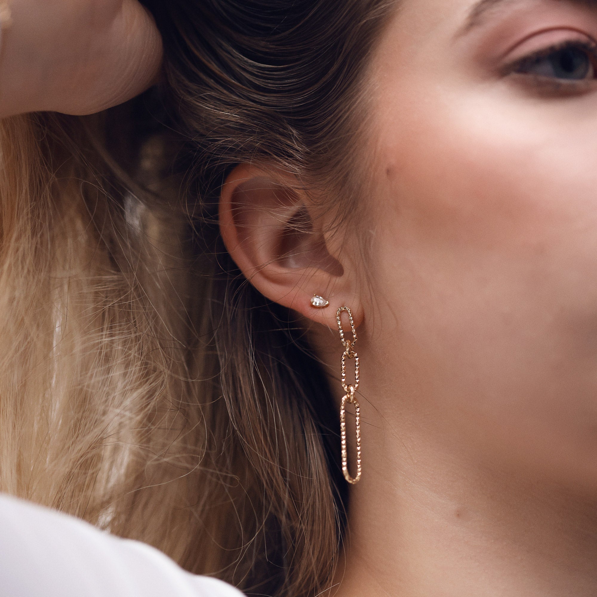 Boucles dorées DINA - Bijou porté