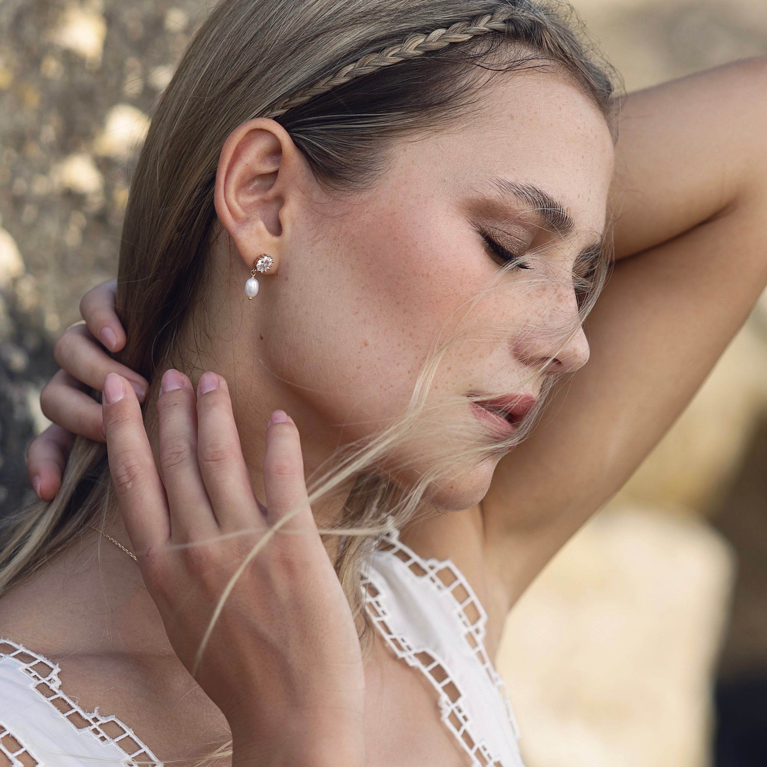 Boucles d'oreilles puces dorées avec nacre et zircons - Bijou porté