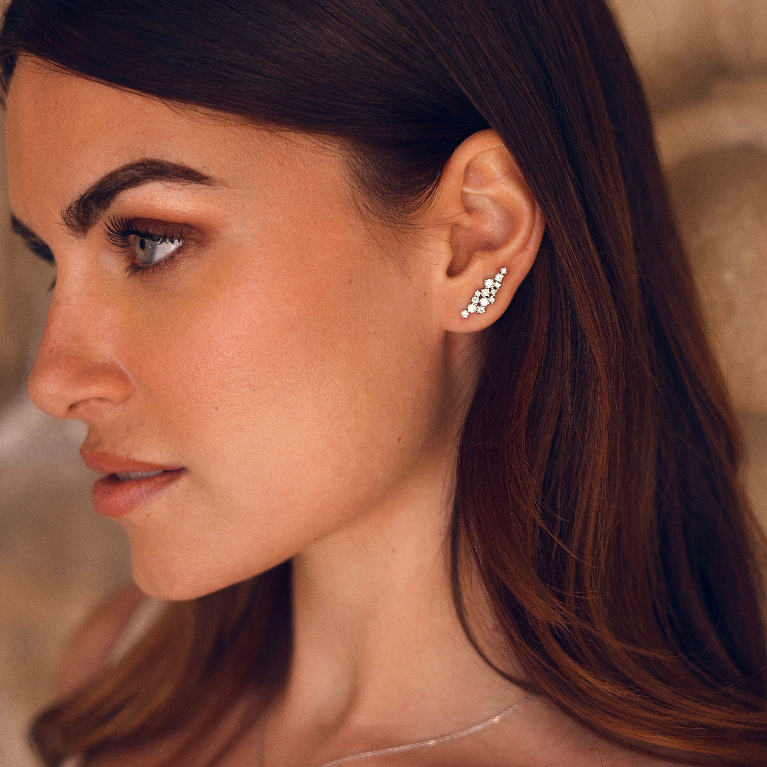Boucles d'oreilles barrettes en argent et zircons Nasrine - Bijou porté