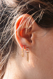 Boucles d’oreilles dorees Nadja Double Anneaux Zircons - Bijou porté 