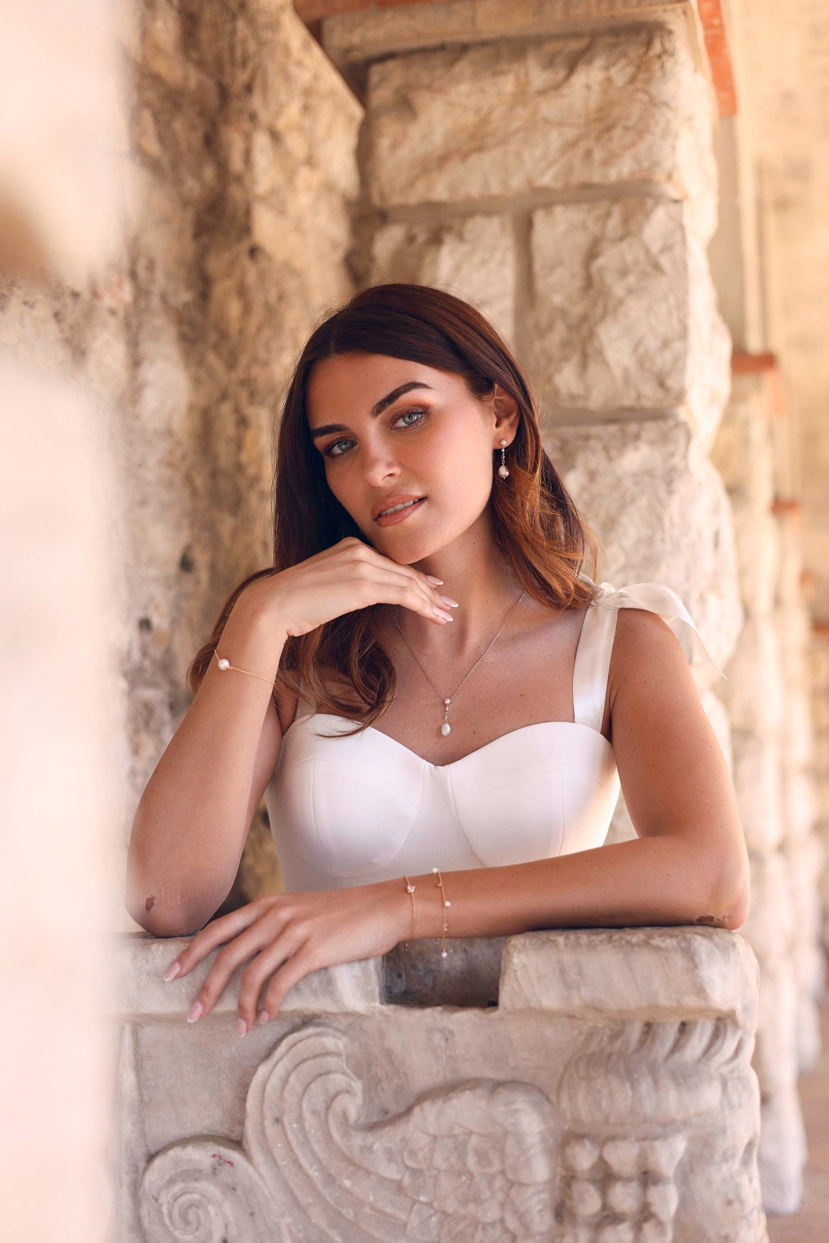 Boucles d’oreilles dorées Andrea pendantes nacres et zircons bleu et blanc - Bijou porté