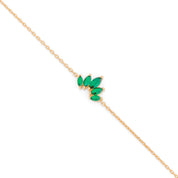 Bracelet doré Maïssane serti de zircons vert - Bijou photographié sur fond blanc 