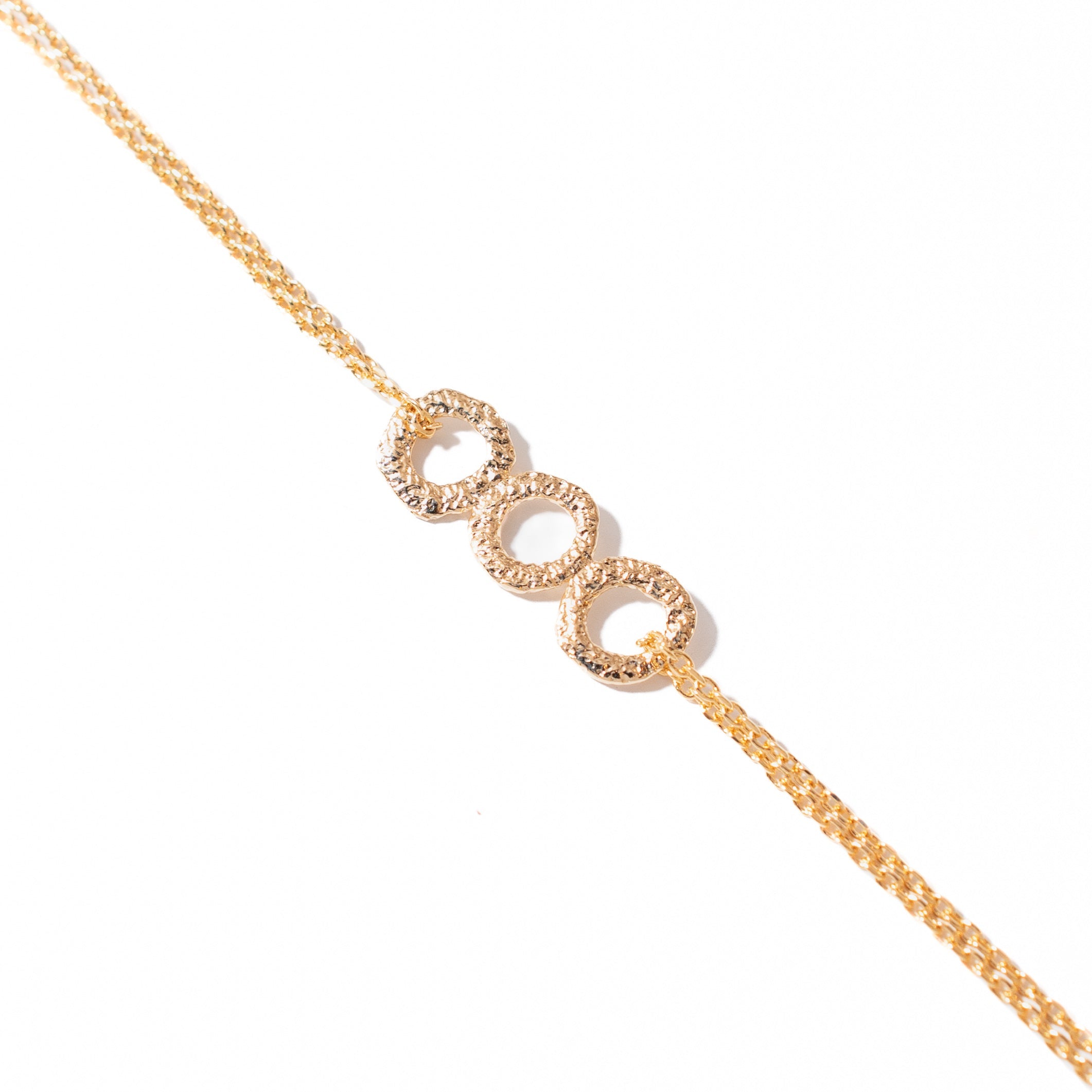 Bracelet doré Vidya à chaîne double trio de cercles martelés - Bijou photographié sur fond blanc 