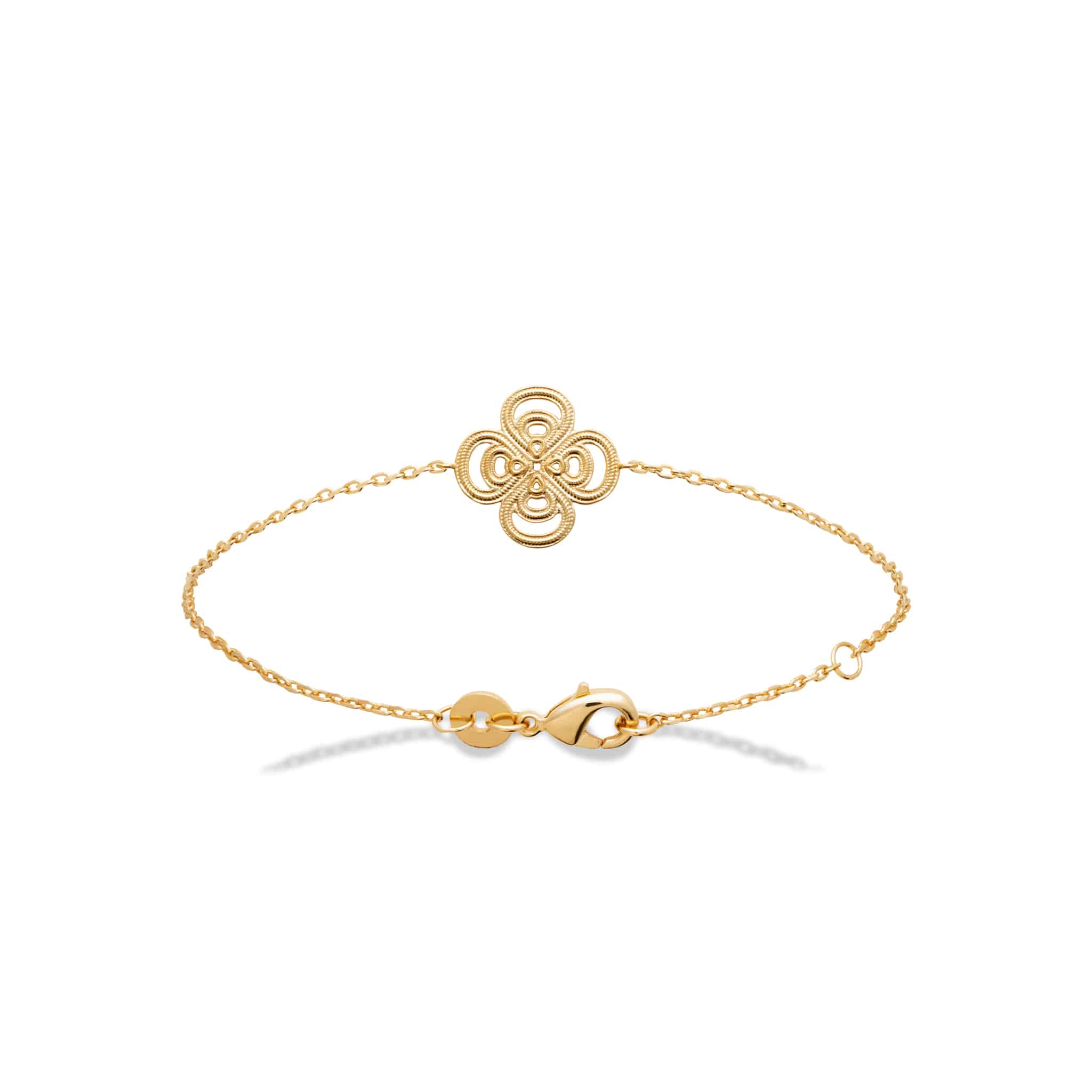 Bracelet doré Zeina avec trèfle ajouré porte-bonheur - Bijou photographié sur fond blanc