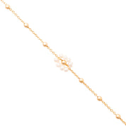 Bracelet doré Mylena avec un cercle de perles de nacre au centre et chaîne orné de perles dorées - Bijou photographié sur fond blanc 