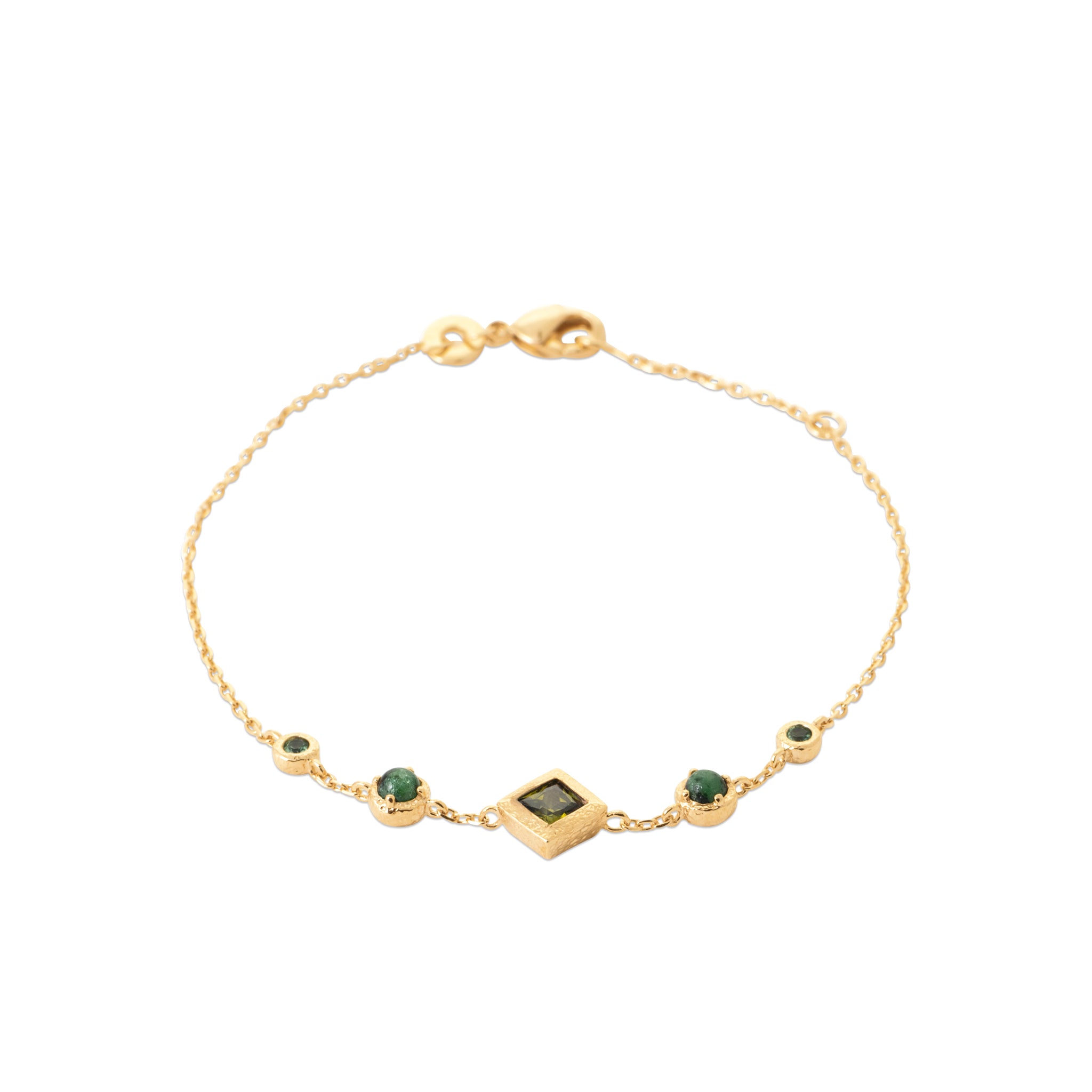 Bracelet chaîne dorée Clotilde, pierres naturelles et zircons verts - Bijou photographié sur fond blanc 