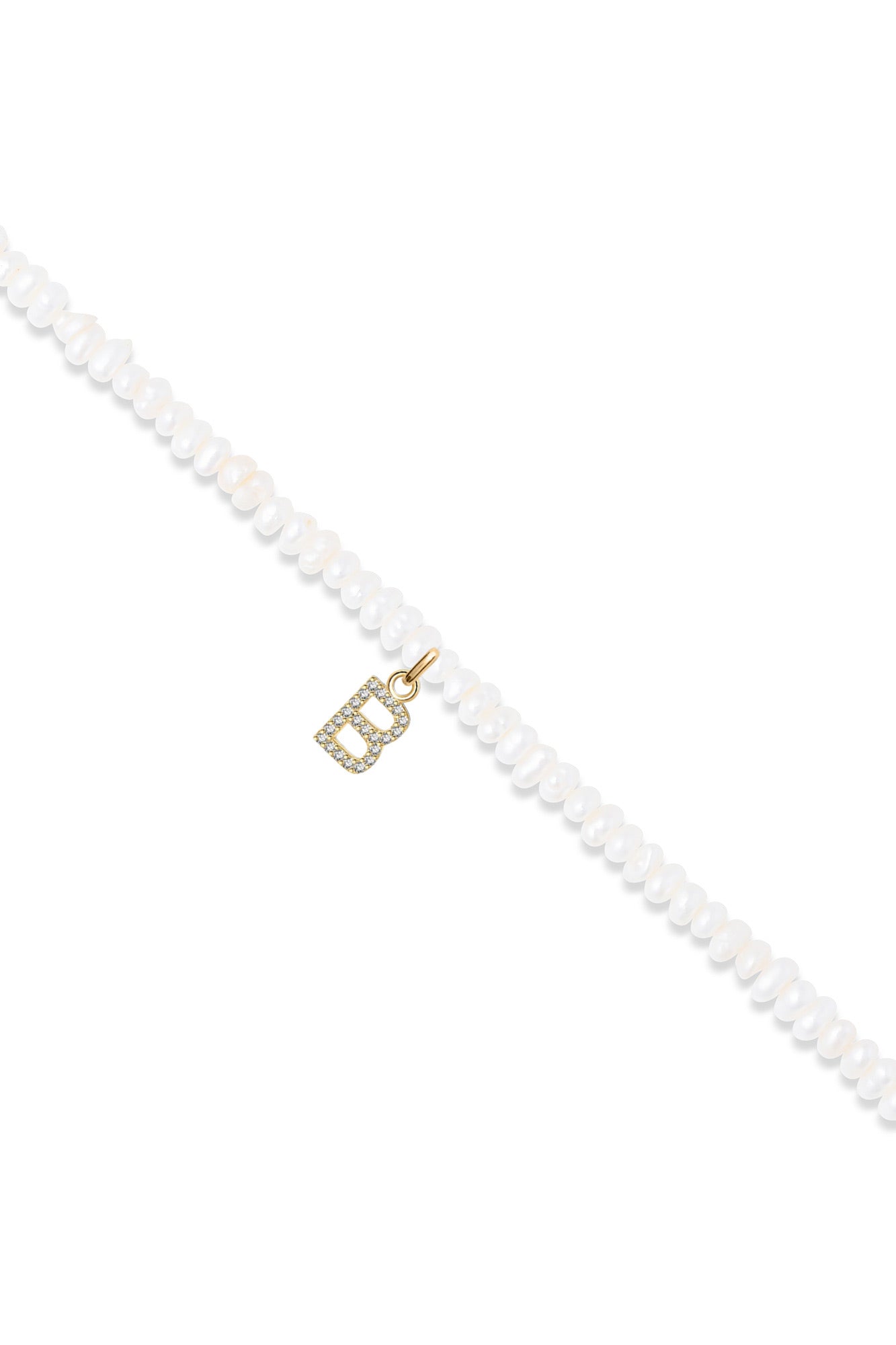 Bracelet personnalisable doré et nacre pour initiales et charms Elya - Bijou sur fond blanc