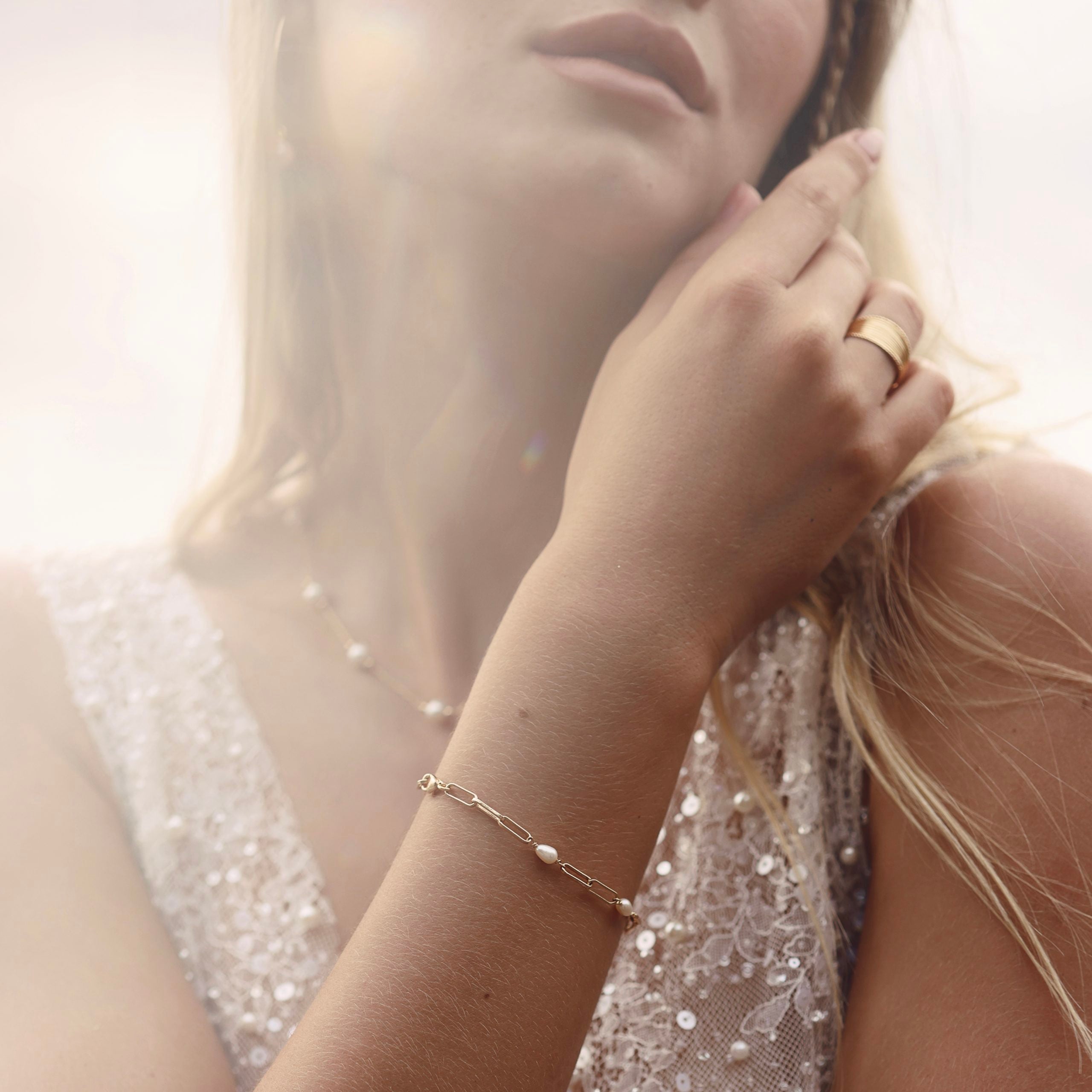Bracelet doré Augustine avec une chaine en maille orné de perles nacrées - Bijou porté