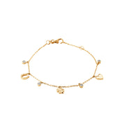 Bracelet chaîne dorée Bella pampilles cœur, trèfle et zircons - Bijou photographié sur fond blanc 