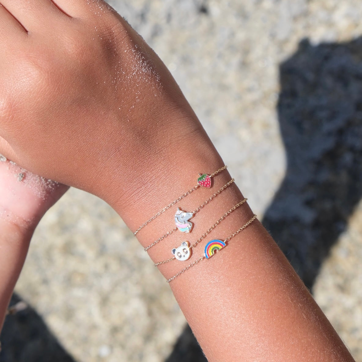 Bracelet pour enfant doré fraise - Bijou porté 