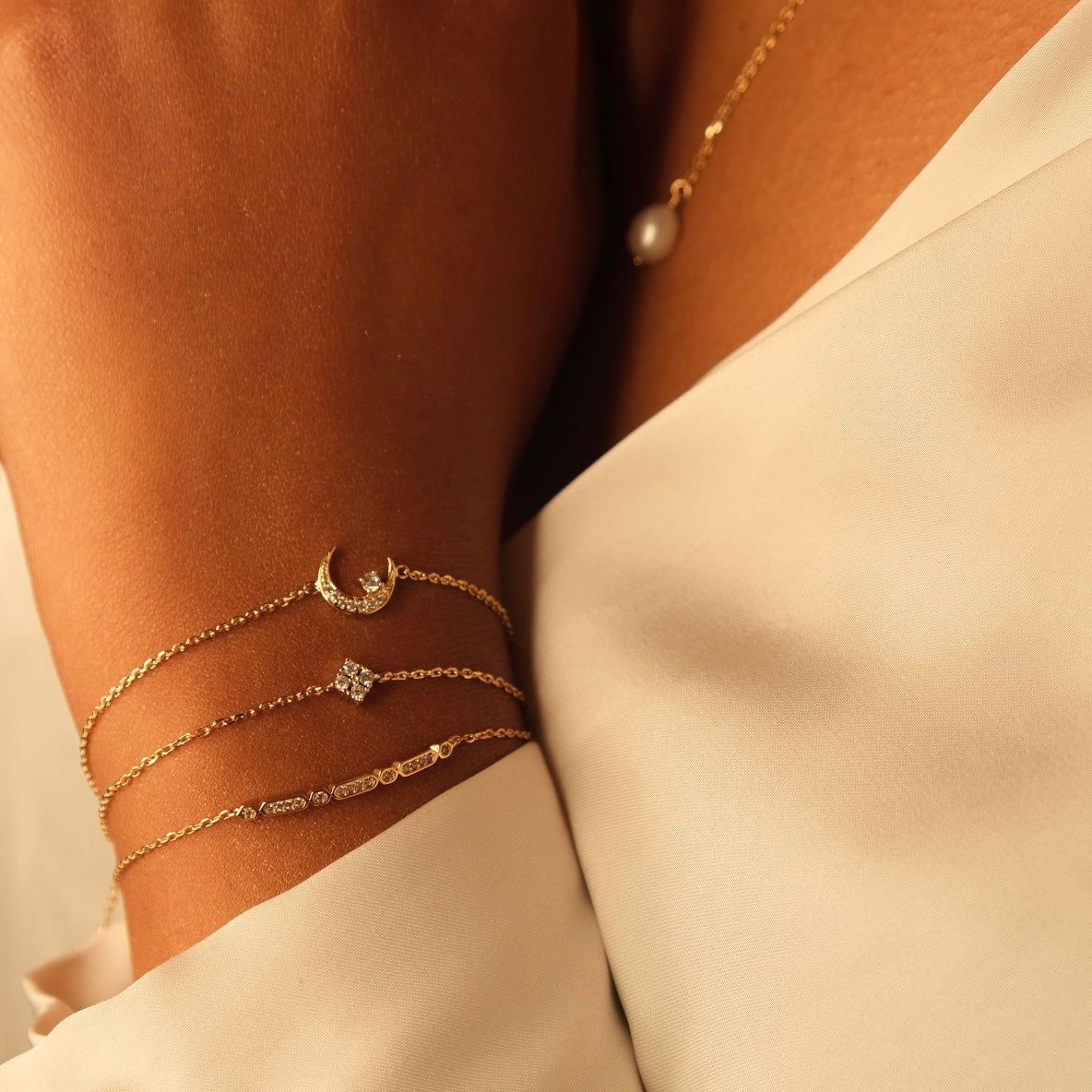 Bracelet doré Lulia lune serti de zircons - Bijou porté