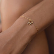 Bracelet personnalisable doré charms et initiales Alma - Bijou porté