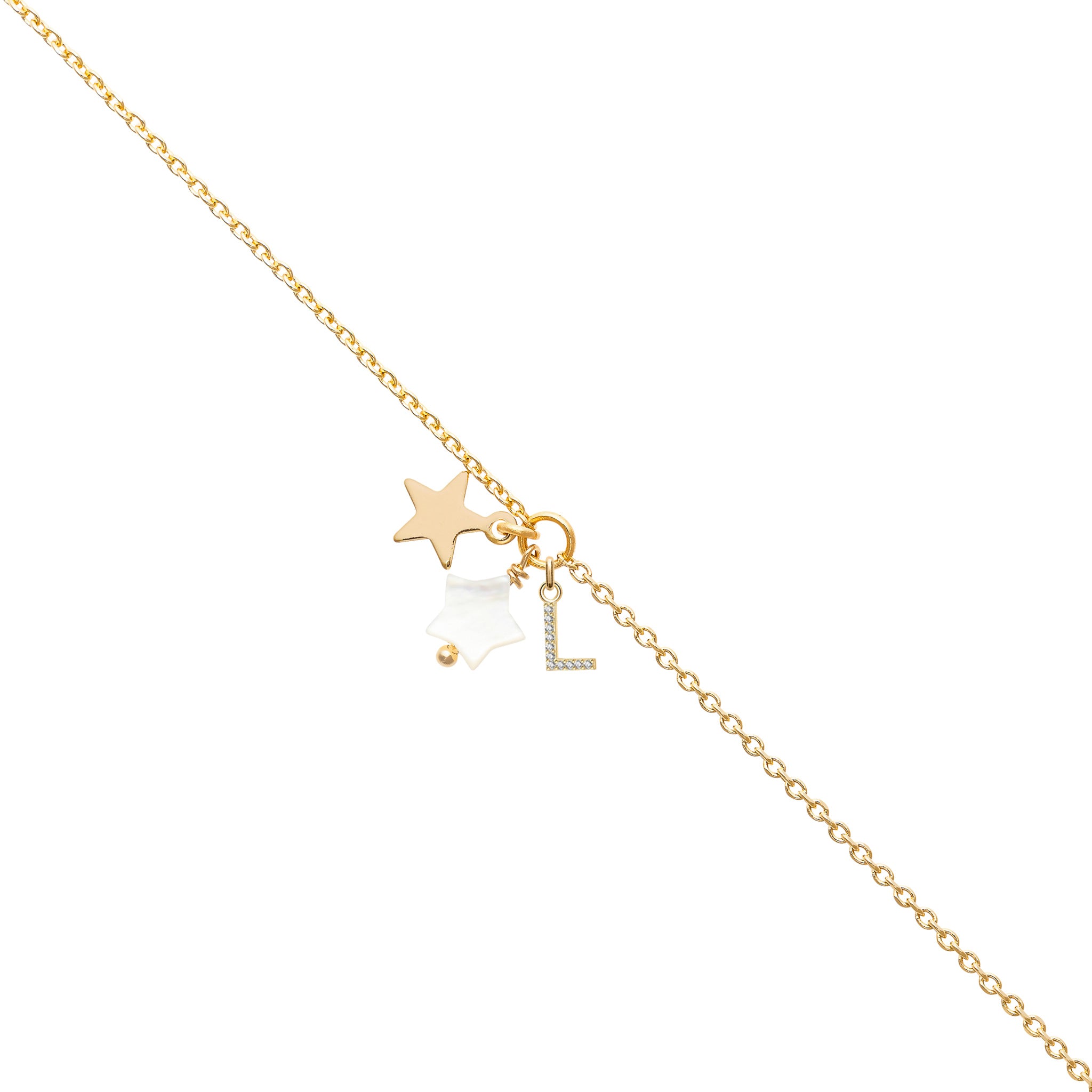 Bracelet personnalisable doré pour initiale Ama - Bijou sur fond blanc
