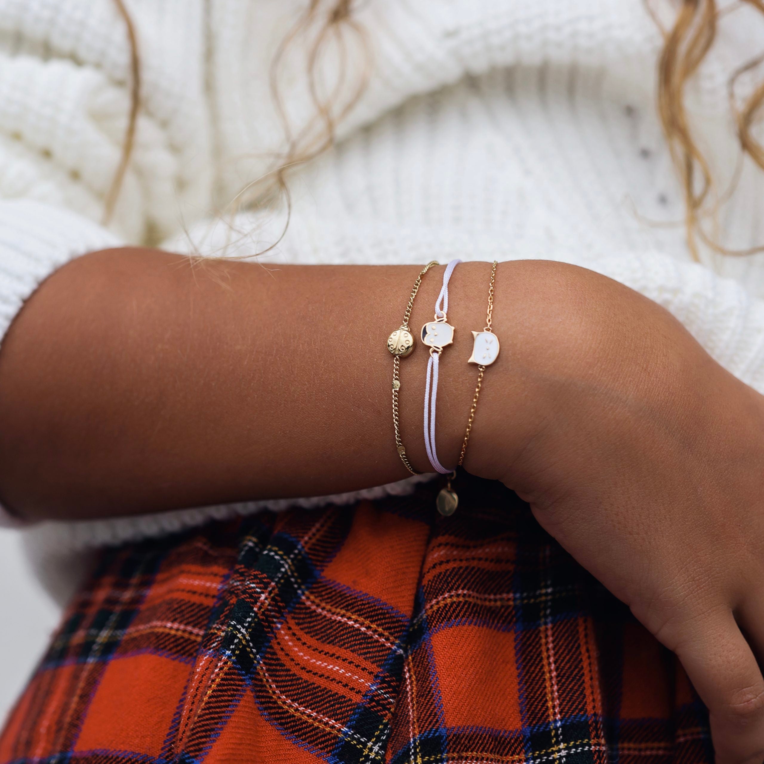 Bracelet pour enfant doré chat blanc - Bijou porté 