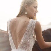 GEMMA - Chaine de dos acier
dorée GEMMA avec ces détails en nacre - Bijou porté