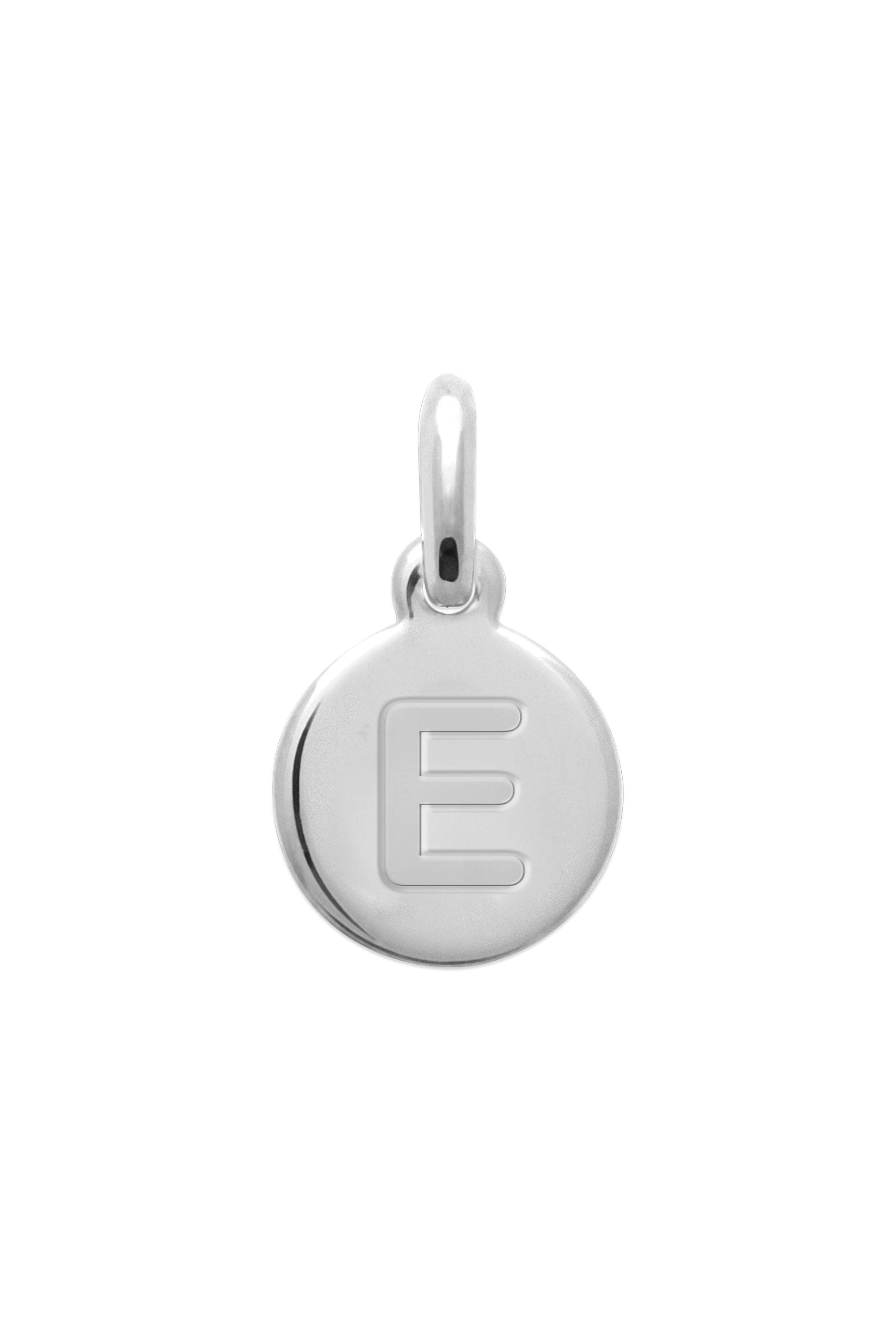 Charm argent mini médaillon lettre e - Bijou photographié sur fond blanc