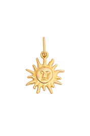 Charm doré Soleil visage - Bijou photographié sur fond blanc