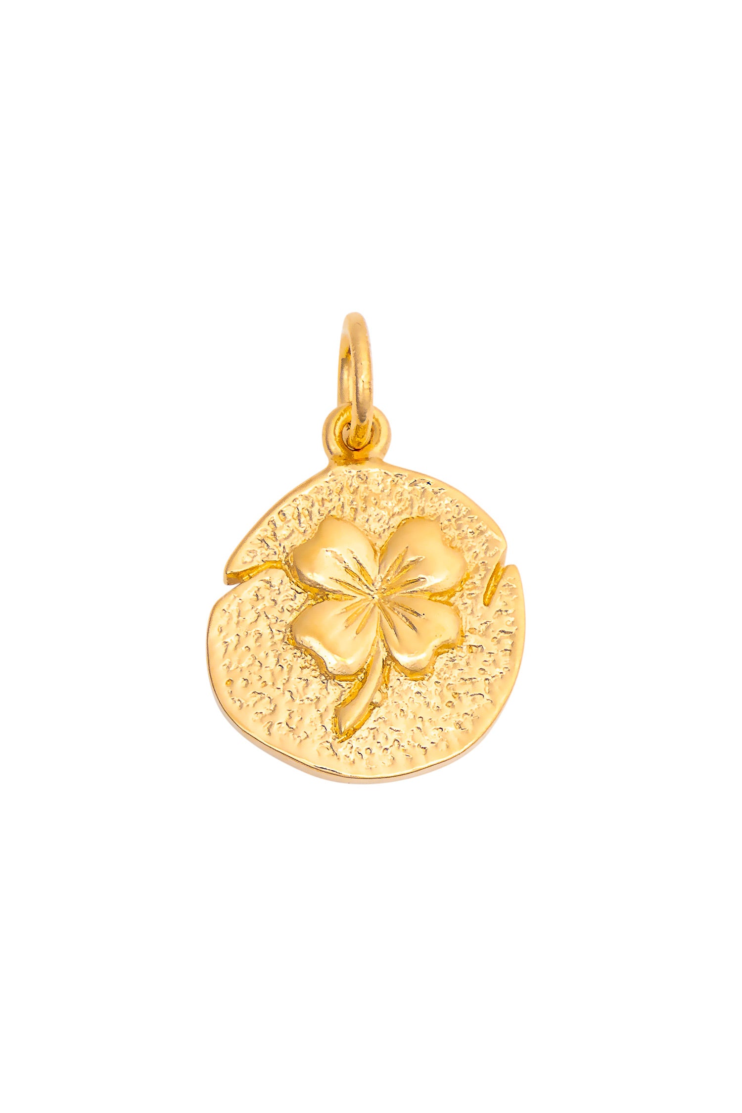 Charm doré médaillon trèfle martelé - Bijou photographié sur fond blanc