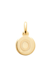 Charm doré mini médaillon lettre O - Bijou photographié sur fond blanc