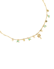 Collier doré Cassilde palmier à chaîne fine avec barres orné de pampilles pastilles martelées, perles d'agate verte et pendentif palmier - Bijou sur fond blanc
