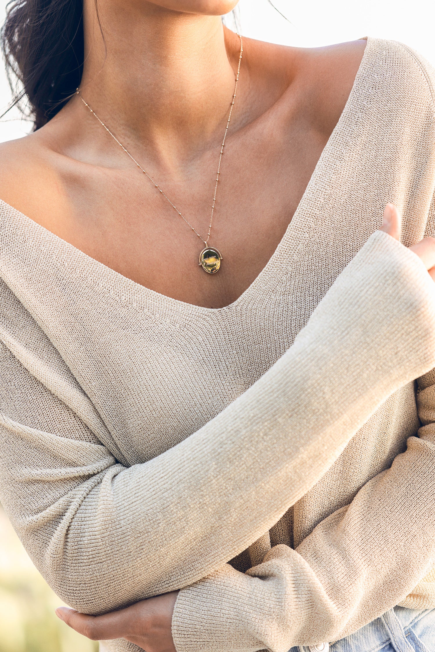 Collier doré personnalisable pour gravure agate noire Joya - Bijou porté