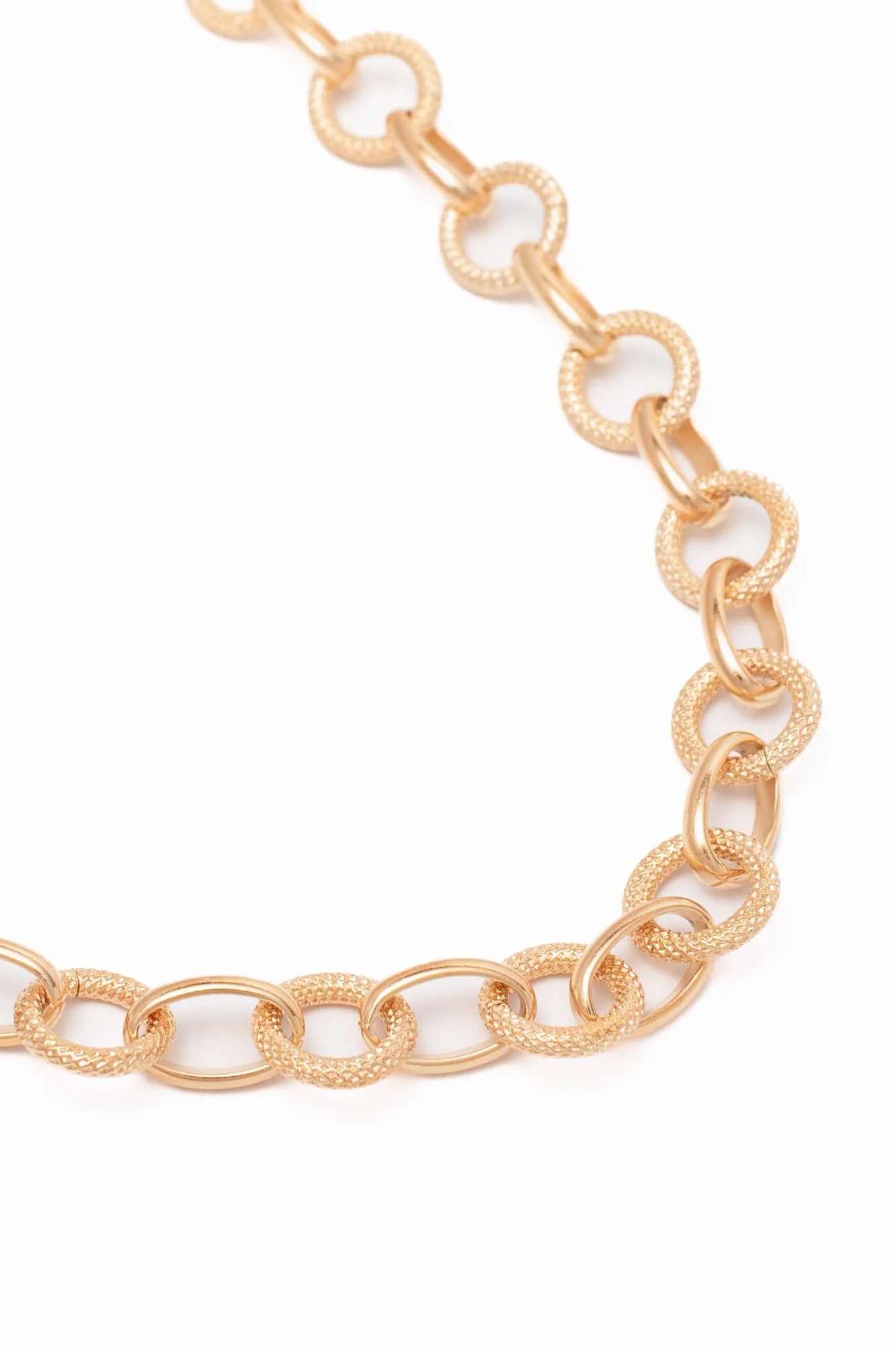 Collier doré grosse maille texturée - Bijou photographié sur fond blanc
