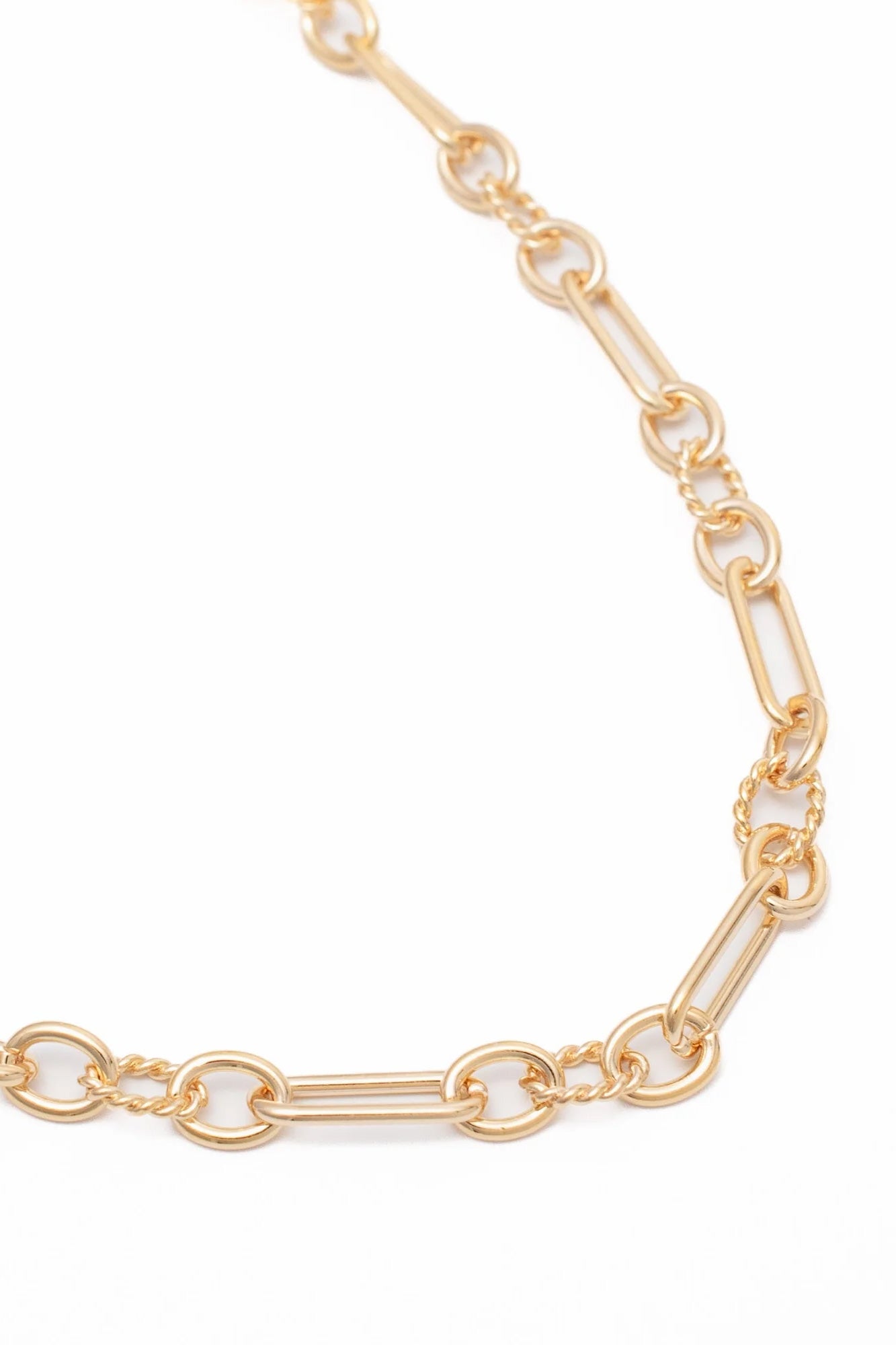 Collier doré maille EKA - Bijou photographié sur fond blanc