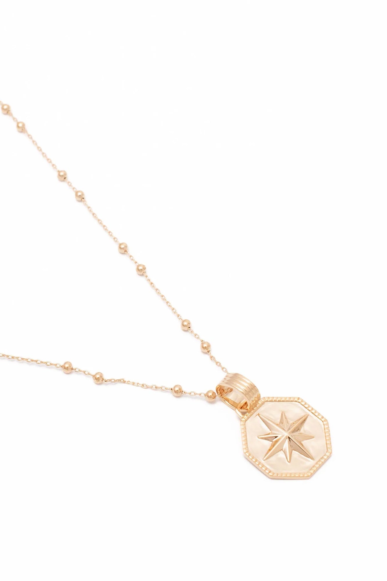 Collier doré Yasmine pendentif étoile polaire  - Bijou photographié sur fond blanc