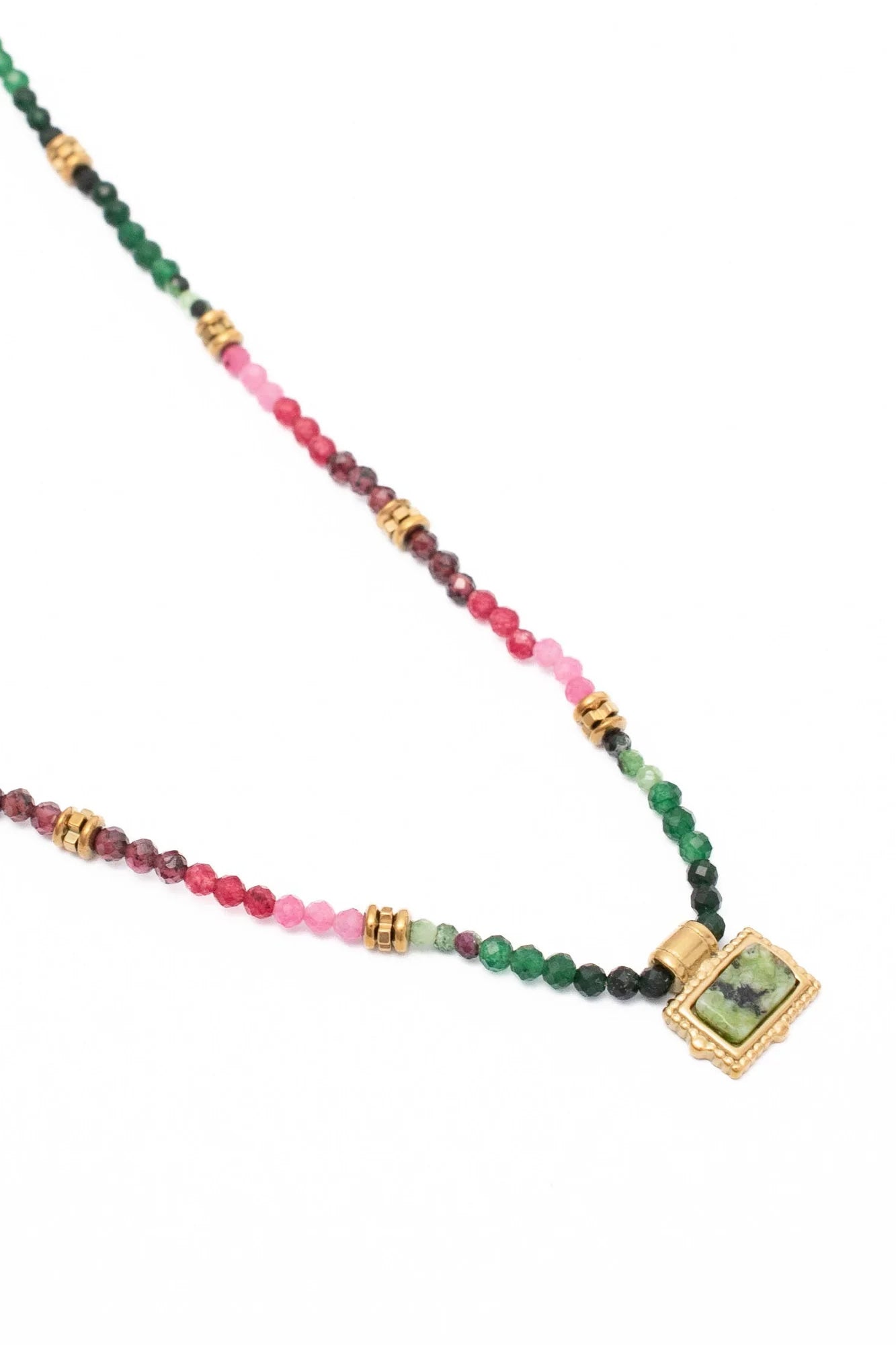 Collier doré Desi pierres naturelles et pendentif avec turquoise africaine - Bijou photographié sur fond blanc