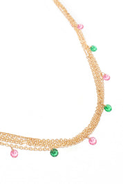 Collier doré chaînes multiples avec zircons rose et vert Alessia - Bijou photographié sur fond blanc