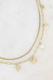 Collier double doré Coral pendentifs - Bijou photographié sur fond en marbre blanc