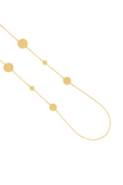 Collier sautoir doré Bagus - Bijou photographié sur fond blanc