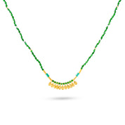 Collier doré Sanda agate verte orné de pierres naturelles - Bijou photographié sur fond blanc